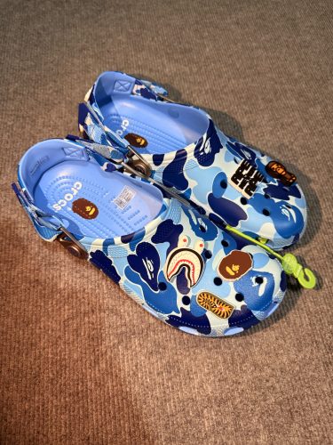 A BATHING APE x Crocs 크록스 카무플라주 프린트 스니커즈 푸른 색 209627-4TB photo review